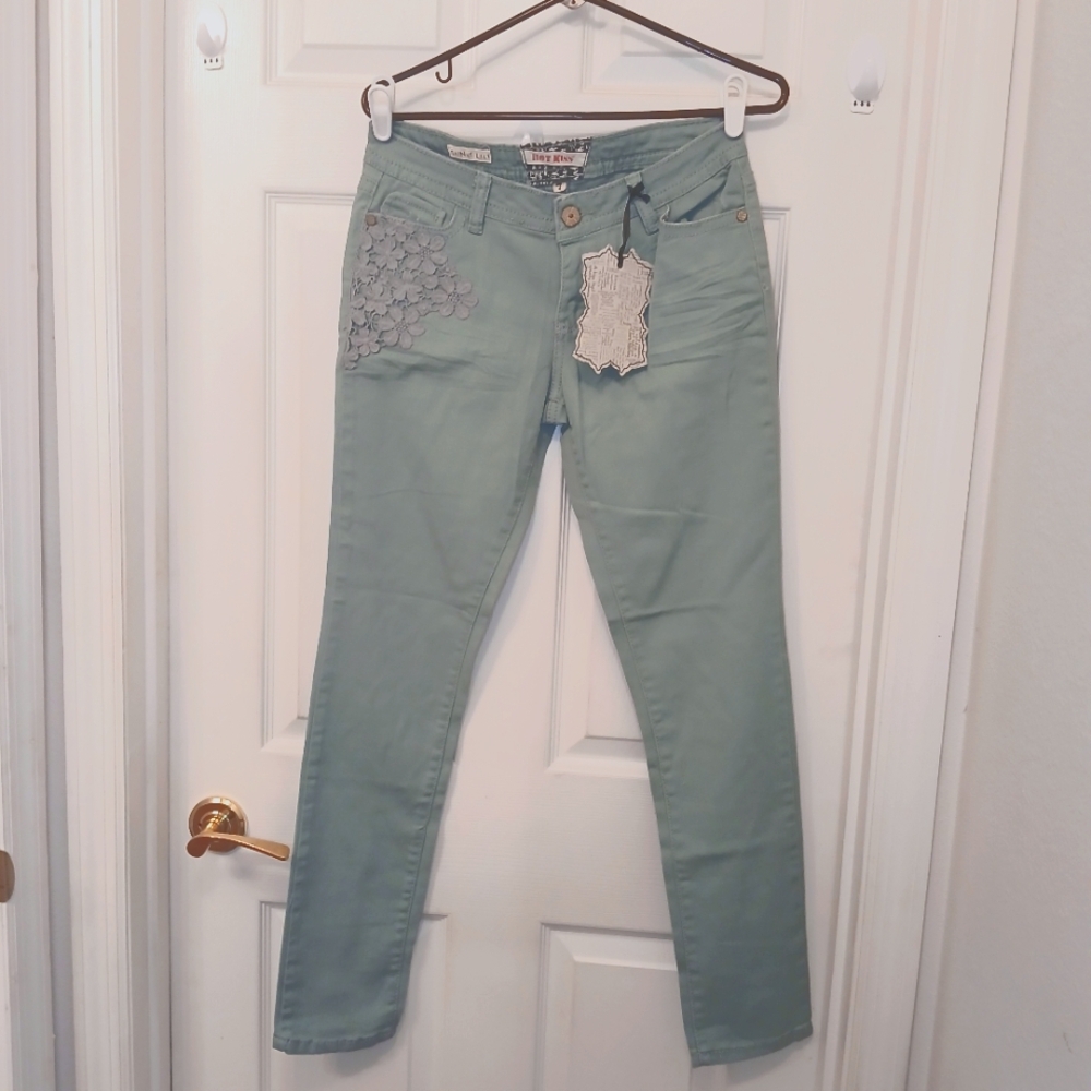 NWT Hot Kiss Skinny Lily Jeans Junior Size 7 Sage Green Applique Flowers